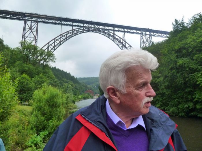 Manfred Harth vor der Müngstener Brücke