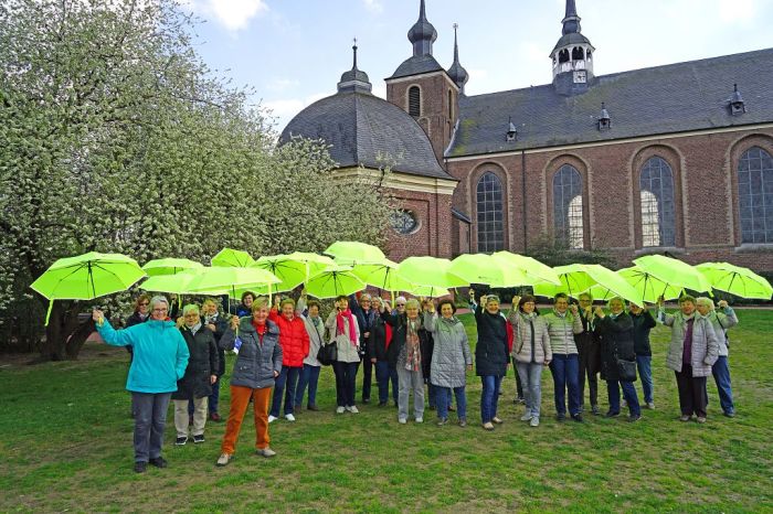 BRH-Senioren mit retroreflektierenden Automatik-Regenschirmen