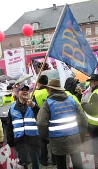 Auf dem Rücken trugen die BRH Pensionäre ihre Forderung: Senioren fordern Gerechtigkeit!