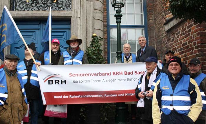 In Grüppchen fanden sich die BRH Streiter zusammen: Hier Gesichter aus Düsseldorf, Sassendorf und Euskirchen mit Staatsminister a.D., MdL Dr. Ingo Wolf (hintere Reihe rechts).