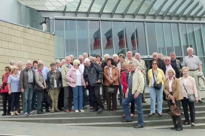 Die Reisetruppe vor dem Schokolandenmuseum Die Reisetruppe vor dem Schokolandenmuseum