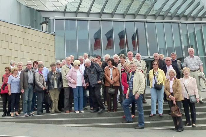 Die Reisetruppe vor dem Schokolandenmuseum