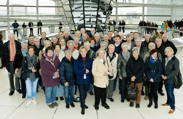 Unter der Glaskuppel des Reichstagsgebäudes trafen sich die Berlinbesucher von MdB Detlef Seif zum Erinnerungsfoto.