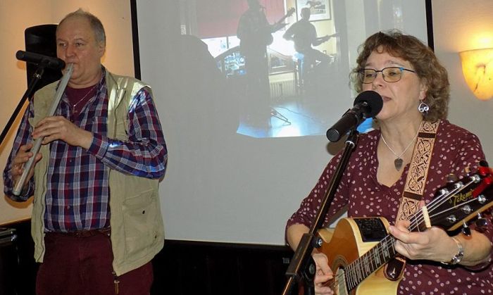 Petra Sprenger und Hubert Jost fesselten als echte musikalische Geschichtenerzähler die Besucher des Vortrags.