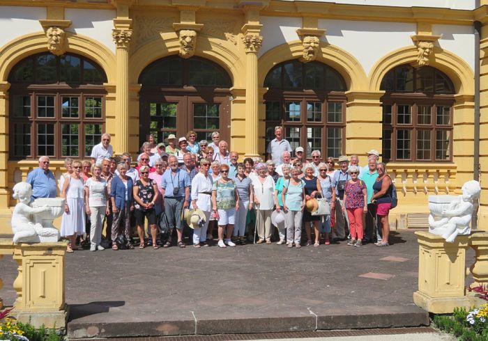 Die Reisegruppe vor Schloss Veitshöchheim Die Reisegruppe vor Schloss Veitshöchheim