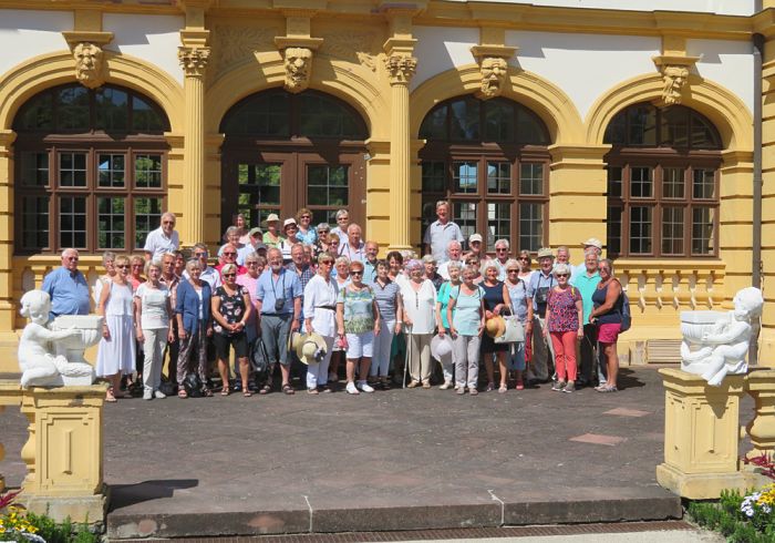 Die Reisegruppe vor Schloss Veitshöchheim