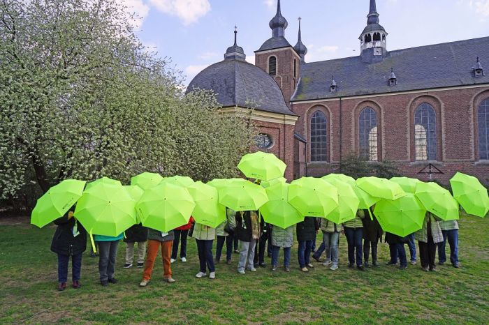 BRH-Senioren mit retroreflektierenden Automatik-Regenschirmen