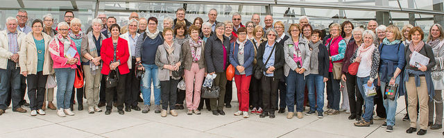 Erinnerungsfoto in der Berliner Reichstagskuppel mit Günter Dahlem und Mitreisenden