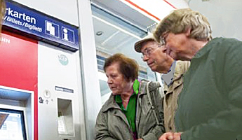 BRH-Mitglieder Gudrun Austmeyer, Gerd Vieth und Annegret Luxemburger (von rechts) übten schon mal am DB-Automaten.