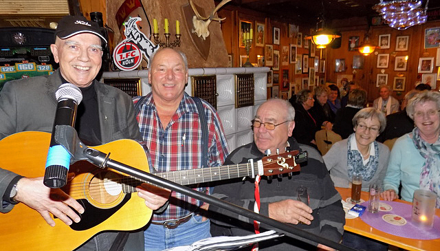 an der gitarre der hans-jürgen..... daneben organsisator klaus reimer (mi)